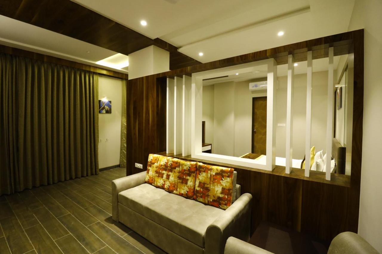 Hotel The Royal Inn Baramati Екстериор снимка