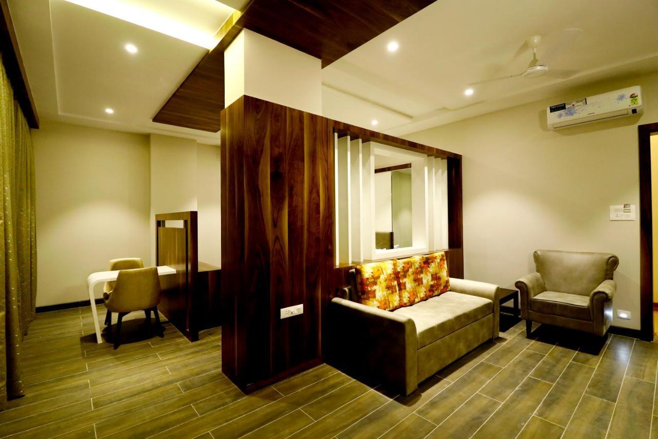 Hotel The Royal Inn Baramati Екстериор снимка